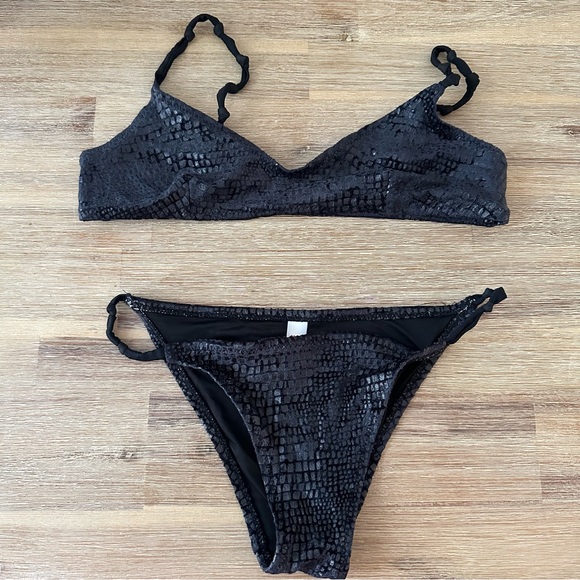 Solid & Striped April Bikini - Picture 4 of 7